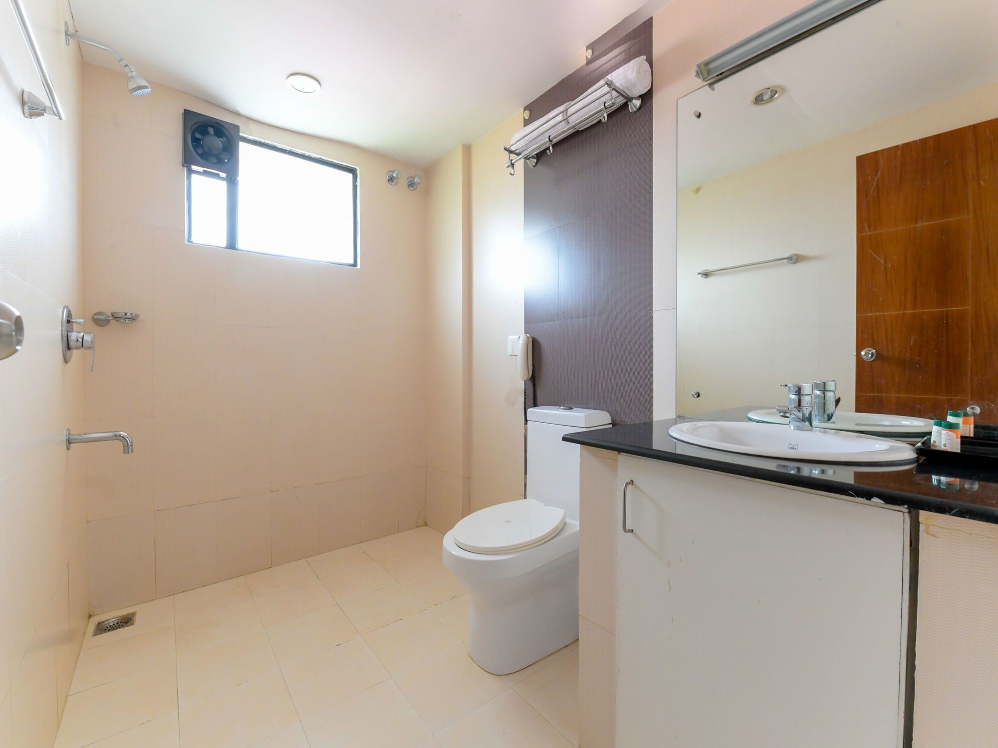 Oyo 7188 Ajantha Regency Hotel Kochi Buitenkant foto