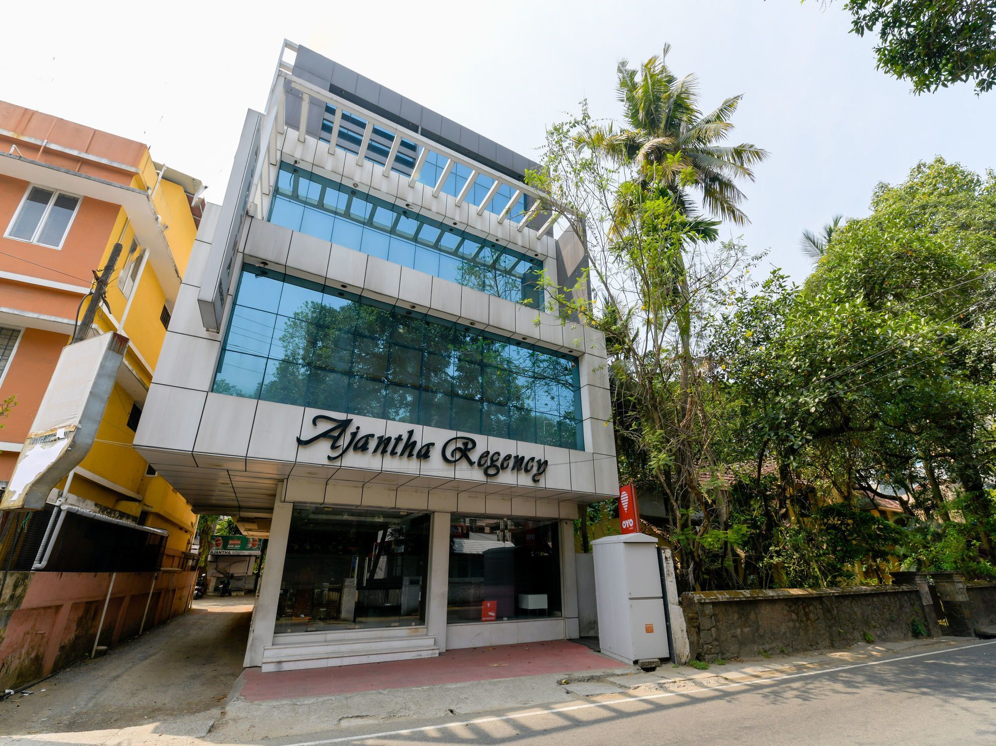 Oyo 7188 Ajantha Regency Hotel Kochi Buitenkant foto